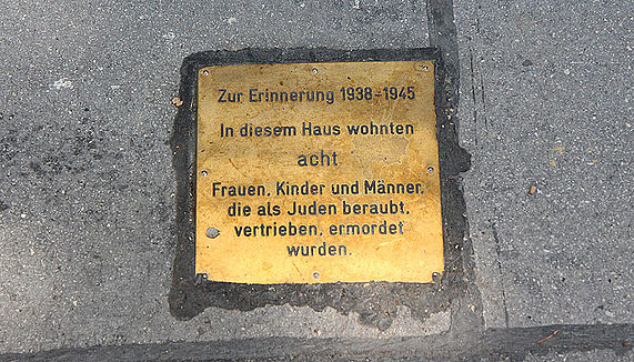 Das Foto zeigt einen Gedenkstein in der Baumannstraße im 3. Bezirk zur Erinnerung an acht ermordete Juden, die in diesem Haus wohnten. 