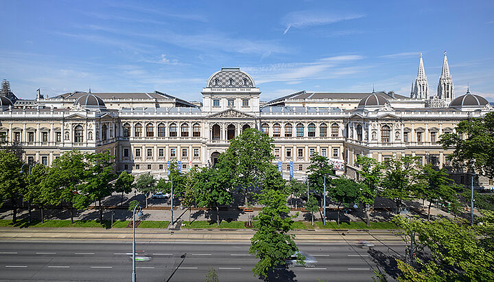 Frontansicht des Hauptgebäudes der Universität Wien