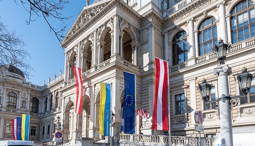 Frontansicht der Universität Wien mit Ukraine-Flagge