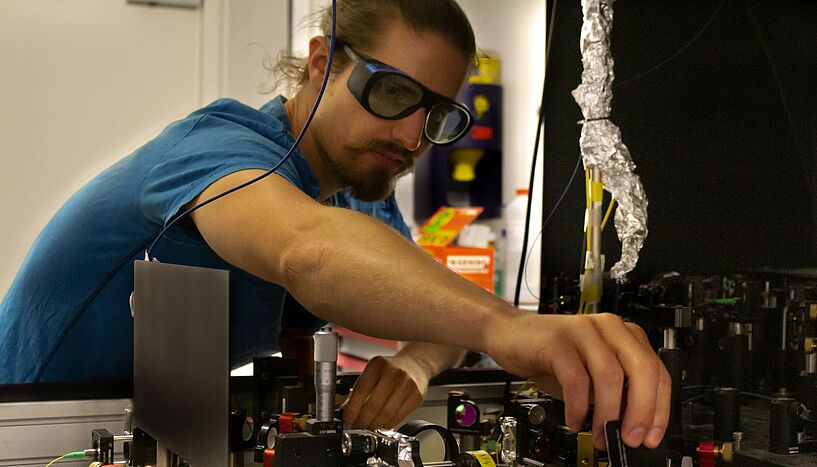 Abb. 1: Jakob Rieser working on the experiment