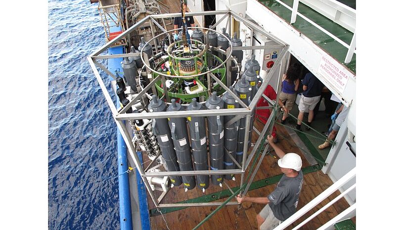 Am Deck des Forschungsschiffs Pelagia ist die sogenannte CTD Rosette (Conductivity, temperature and density) zur Probennahme aus den Tiefen des Ozeans zu sehen.