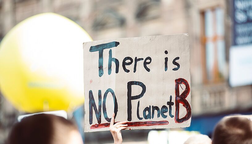 Bild eines Posters mit der Aufschrift "There is no planet B"