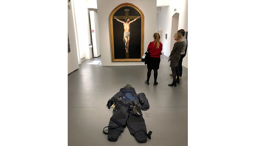 Fig. 1: Members of the curatorial staff at Dom Museum Wien and researchers from the University of Vienna, Faculty of Psychology examine artworks from the exhibition "Show Me Your Wound"