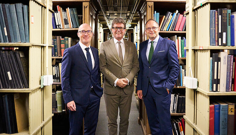 Abb. 1: Gruppenfoto v.l.n.r.: Uni-Wien-Vizerektor Nikolaus Hautsch, Wissenschaftsminister Martin Polaschek, Maximilian Pammer, Bundesimmobiliengesellschaft