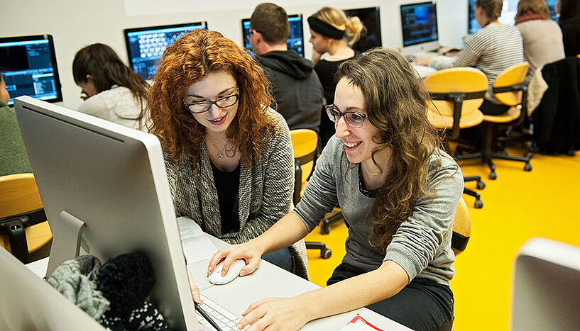 Zwei Frauen am Computer