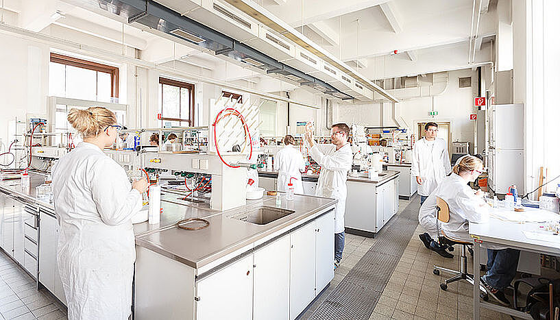 Junge Forscherinnen und Forscher im Labor der Universität Wien.
