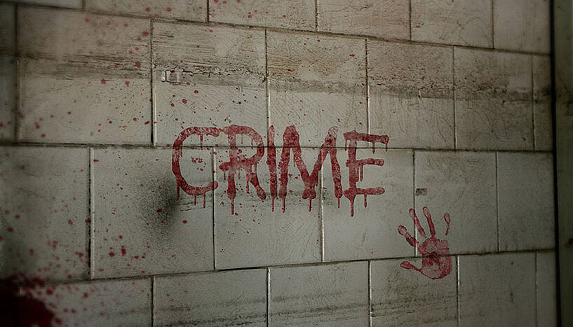 Das Wort "Crime" auf eine Wand gesprayt