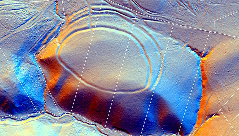 Im Scan erkennt man die frühbronzezeitliche Burg mit ihren Wällen und Gräben besonders gut.