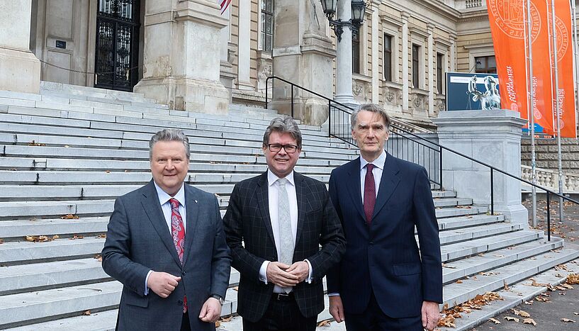 v.l.n.r.: Wiens Bürgermeister Michael Ludwig, Wissenschaftsminister Martin Polaschek und Rektor Sebastian Schütze freuen sich über die abgeschlossenen Leistungsvereinbarungen (C: BKA/Aigner)