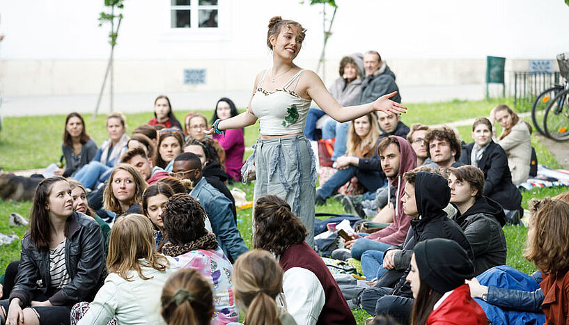 In einem Hof des Campus der Uni Wien wird ein Theaterstück von Shakespeare aufgeführt.