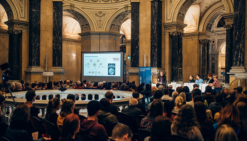 Publikum von hinten im Naturhistorischen Museum Wien bei der Veranstaltung "Umwelt im Gespräch".