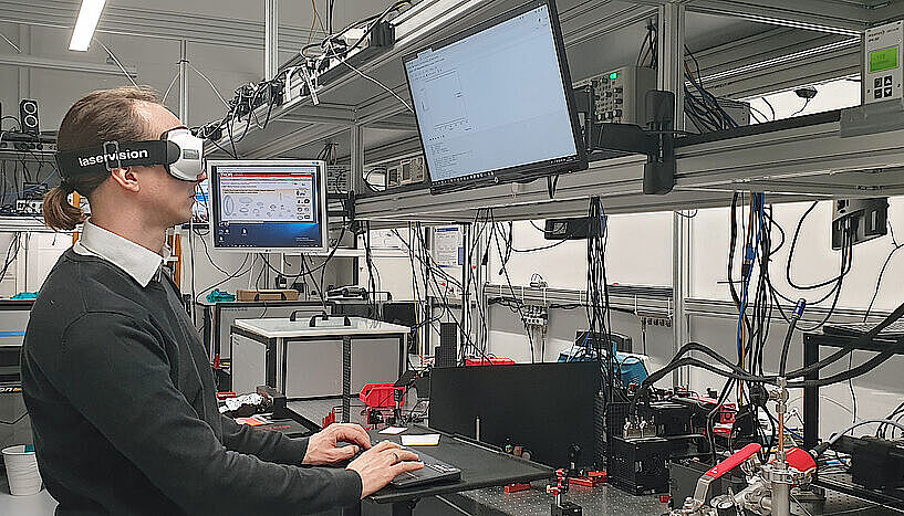 Physiker Oliver Heckl arbeitet im Labor an seiner Forschung.