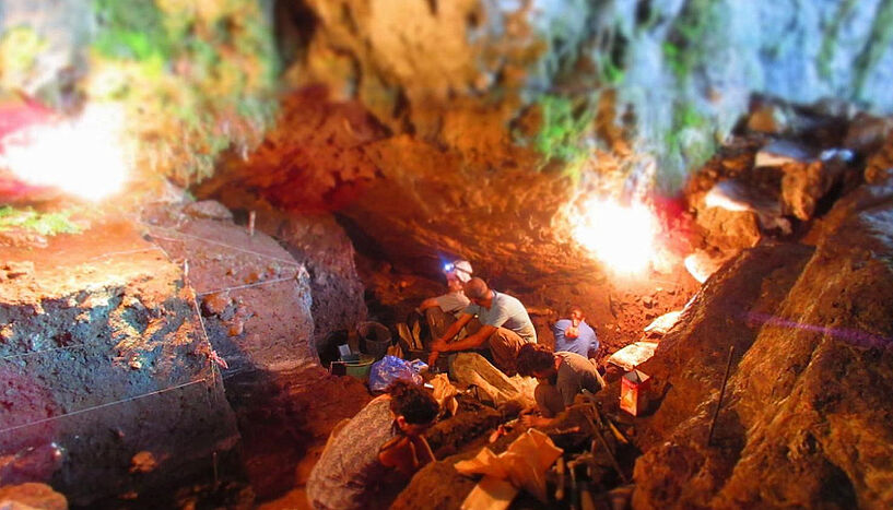 Forscher*innen bei einer Ausgrabung in einer Höhle