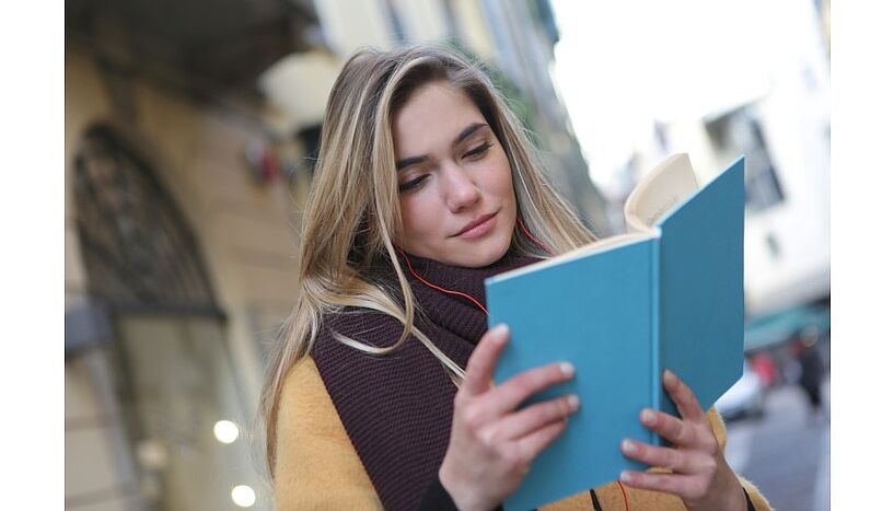 Frau liest ein Buch