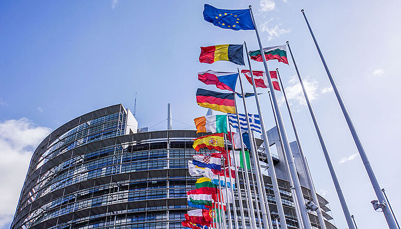 Flaggen der EU-Mitgliedsstaaten vor dem Europäischen Parlament