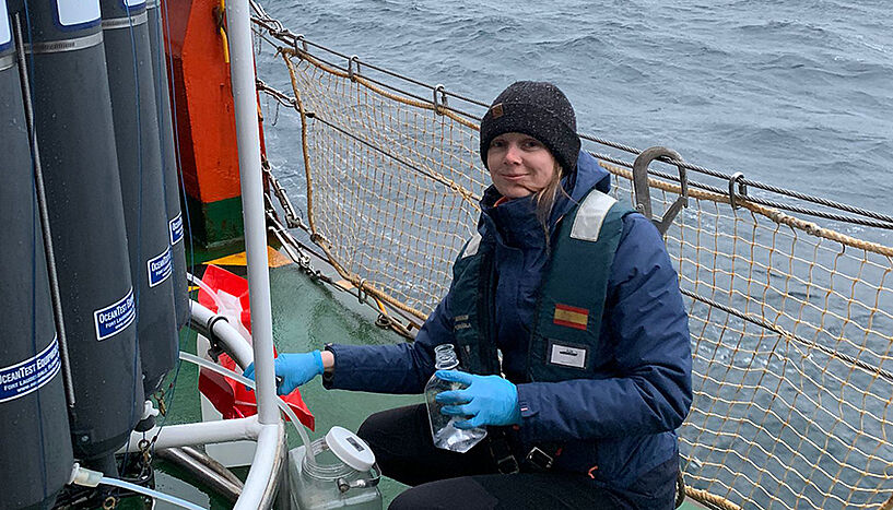 Abb. 5: Eva Breyer beim Sammeln von Meerwasserproben im antarktischen Ozean zur Untersuchung von marinen Pilzen.
