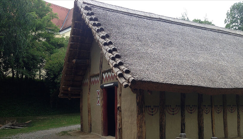 Abb. 5: LBK Longhaus, typisches LBK Haus, Rekonstruktion im MAMUZ Museum (Asparn/Zaya) 