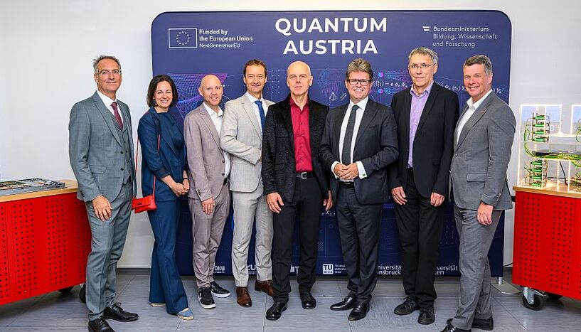 von links: Peter Ertl (TU Wien), Nora Sikora-Wentenschuh (BOKU University), Alexander Freischlager (JKU Linz), Ronald Maier (Uni Wien), Ernst Haunschmid (TU Wien), BM Martin Polaschek (BMBWF), Alexander Ostermann (Uni Innsbruck) und Horst Bischof (TU Graz)