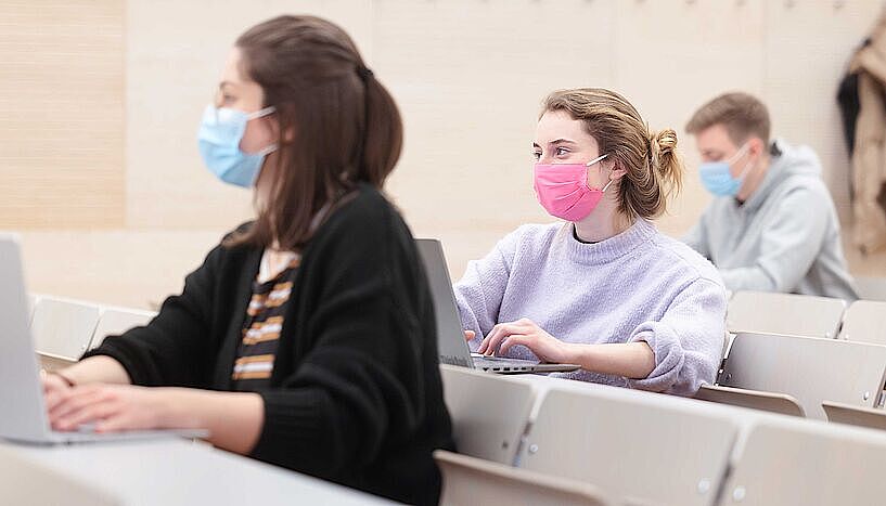 Studierende mit Maske