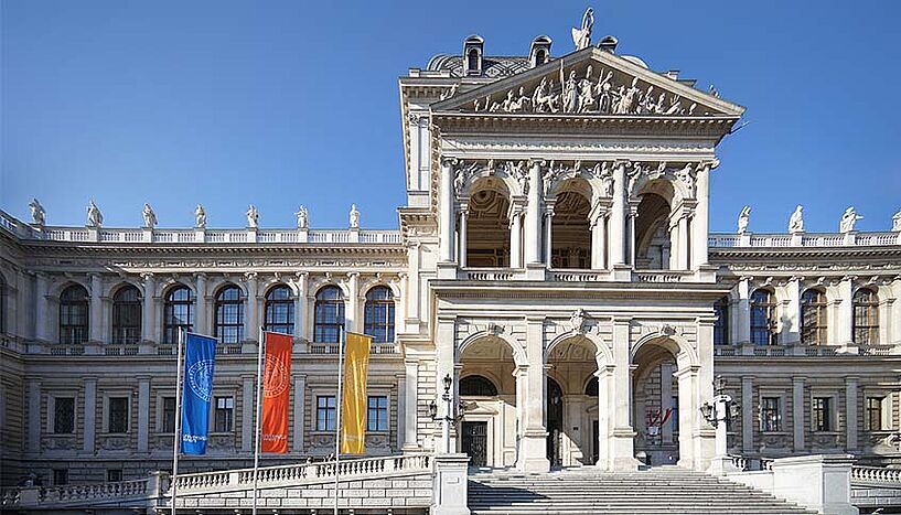 Fotos des Hauptgebäudes der Universität Wien in der Frontansicht. 