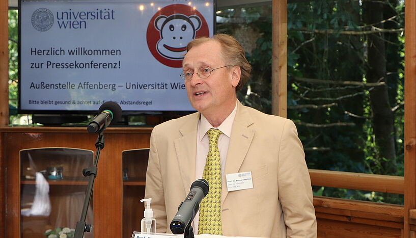 Bernhard Wallner hält einen Vortrag.
