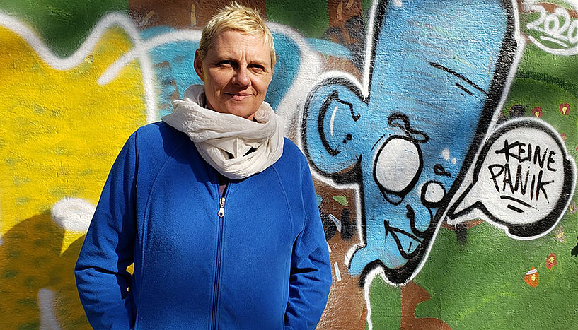 Margarethe Kusenbach vor einem Graffiti