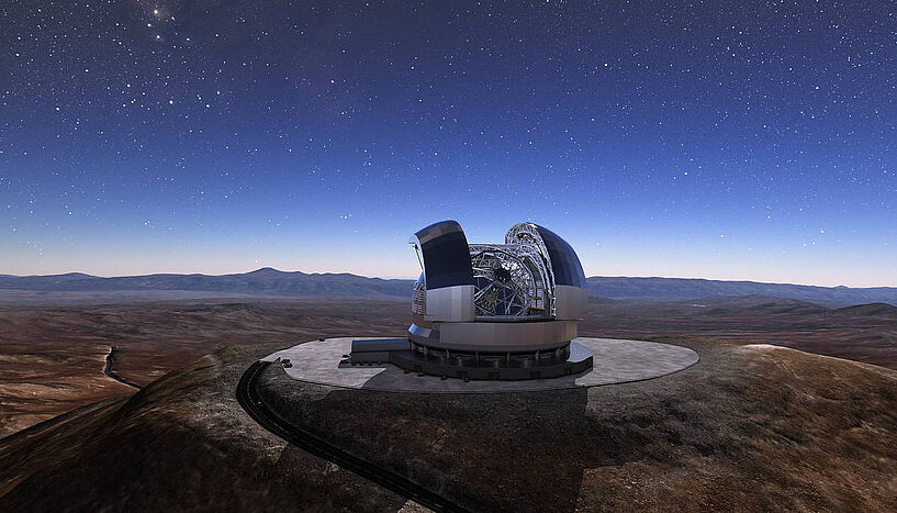 Künstlerische Darstellung des fertigen Teleskops in der Landschaft, mit Sternenhimmel
