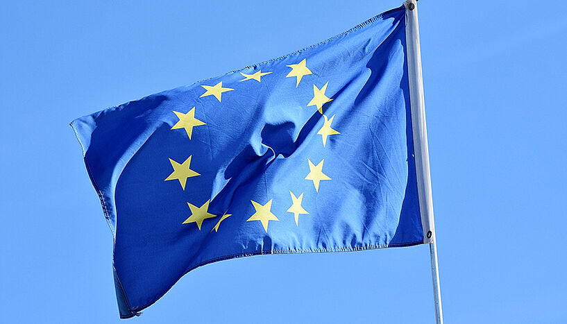 Wehende EU-Flagge