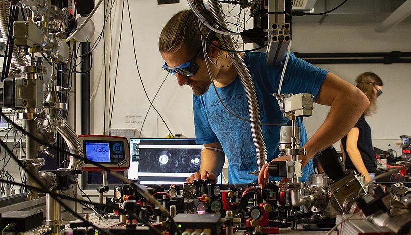 Abb. 3: Jakob Rieser checks the detection of two trapped nenoparticles