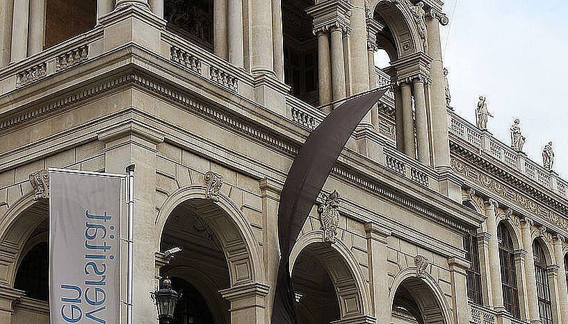 schwarze Flagge vor dem Hauptgebäude