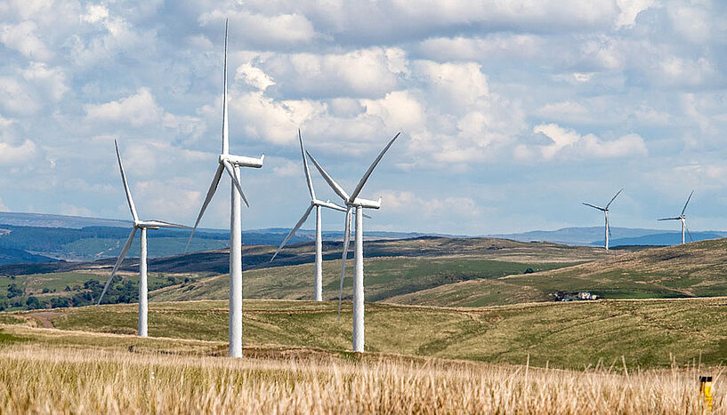 Windräder in der Landschaft
