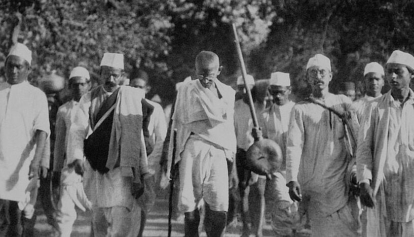 Mahatma Gandhi führt den Salzmarsch an.