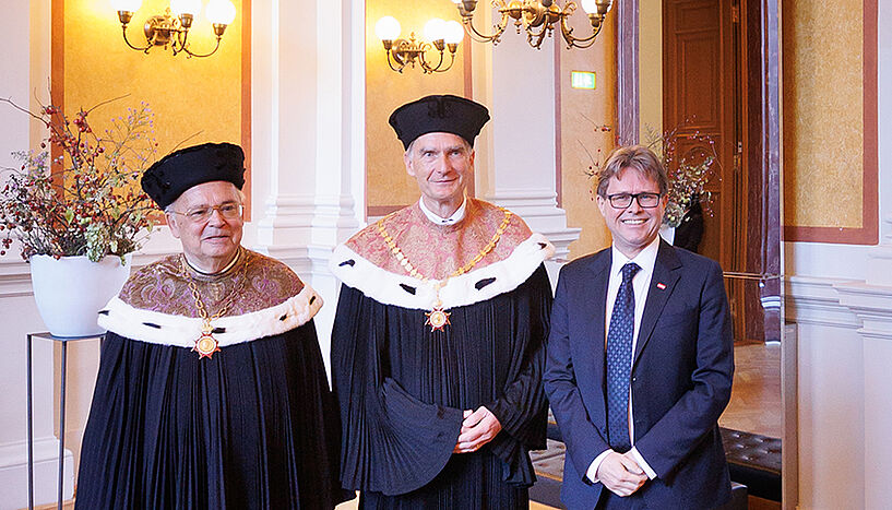 Former Rector Heinz W. Engl, new Rector of the University of Vienna Sebastian Schütze and Martin Polaschek, Federal Minister of Science.