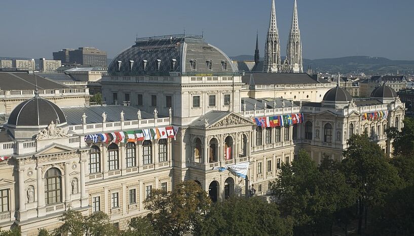 Frontansicht des Hauptgebäudes der Universität Wien