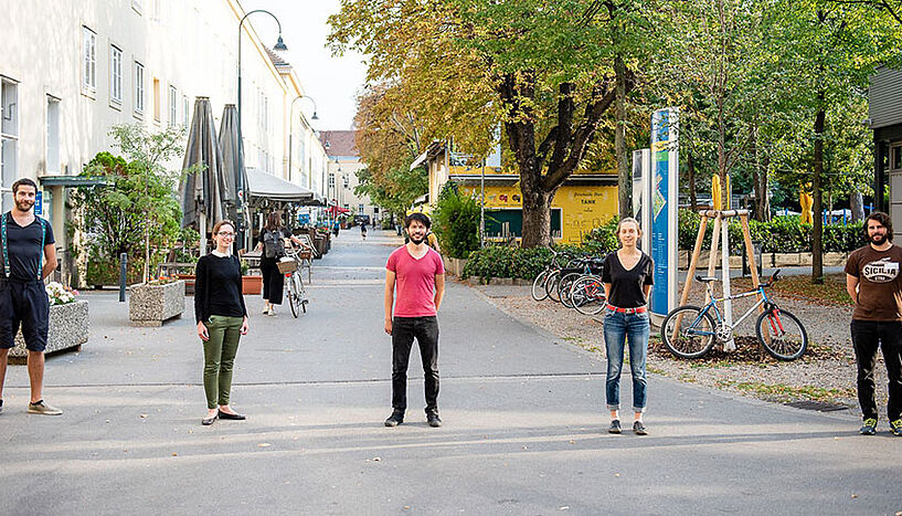 Teamfoto am Campus der Uni Wien.