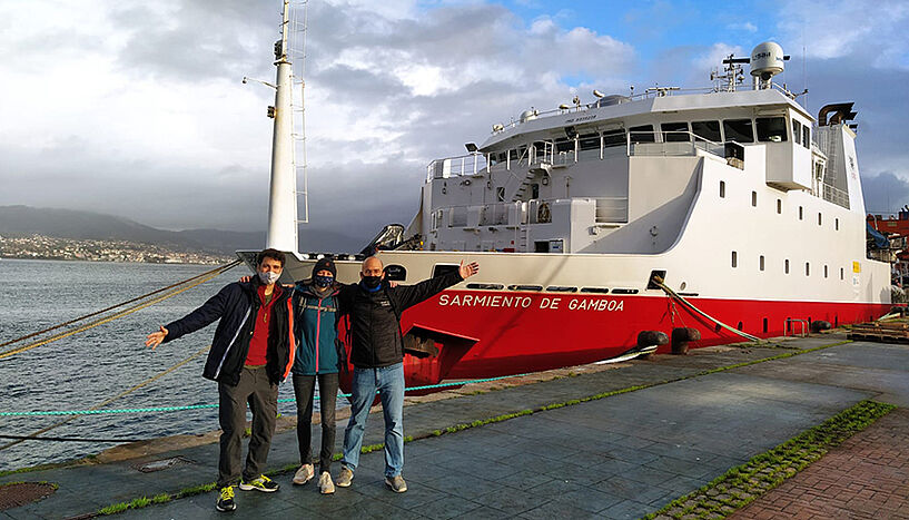 Abb. 3: Mitglieder der Arbeitsgruppe Fungal & Biogeochemical Oceanography vor dem Antritt einer Forschungsreise auf dem spanischen Forschungsschiff RV Sarmiento de Gamboa.
