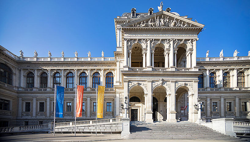 Hauptgebäude von außen
